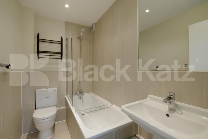 			STUNNING MEWS HOUSE, 2 Bedroom, 1 bath, 1 reception Mews House			 Liverpool Road, ANGEL-HIGHBURY-ISLINGTON